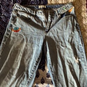 These blue jeans are In great condition, has kind of a 90s vibe